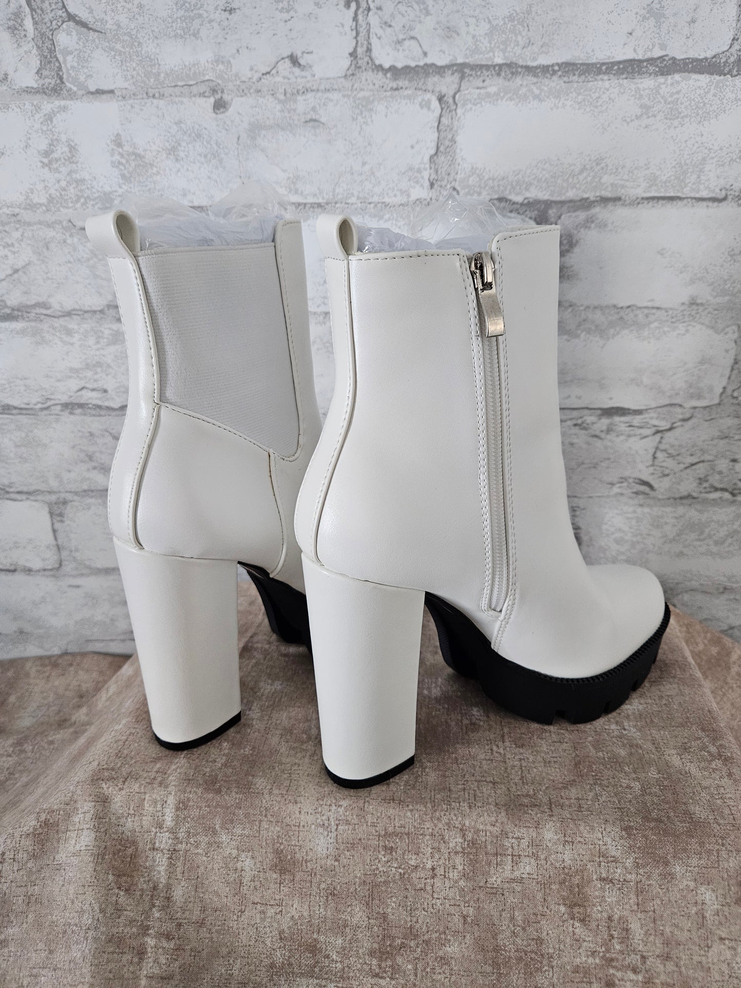 Ollie women's Faux leather white ankle boots size 7