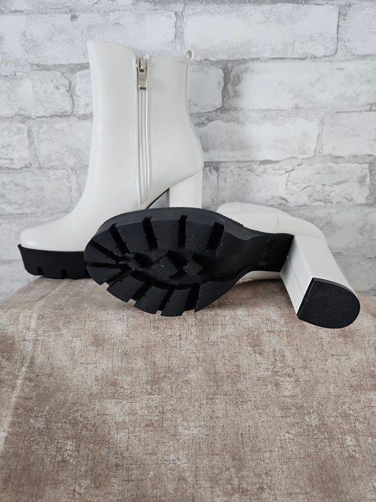 Ollie women's Faux leather white ankle boots size 7