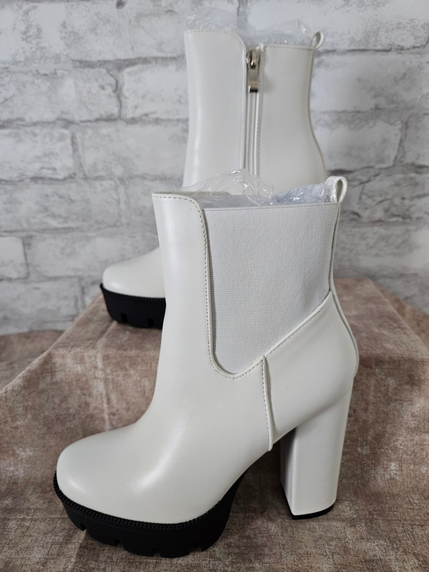 Ollie women's Faux leather white ankle boots size 7