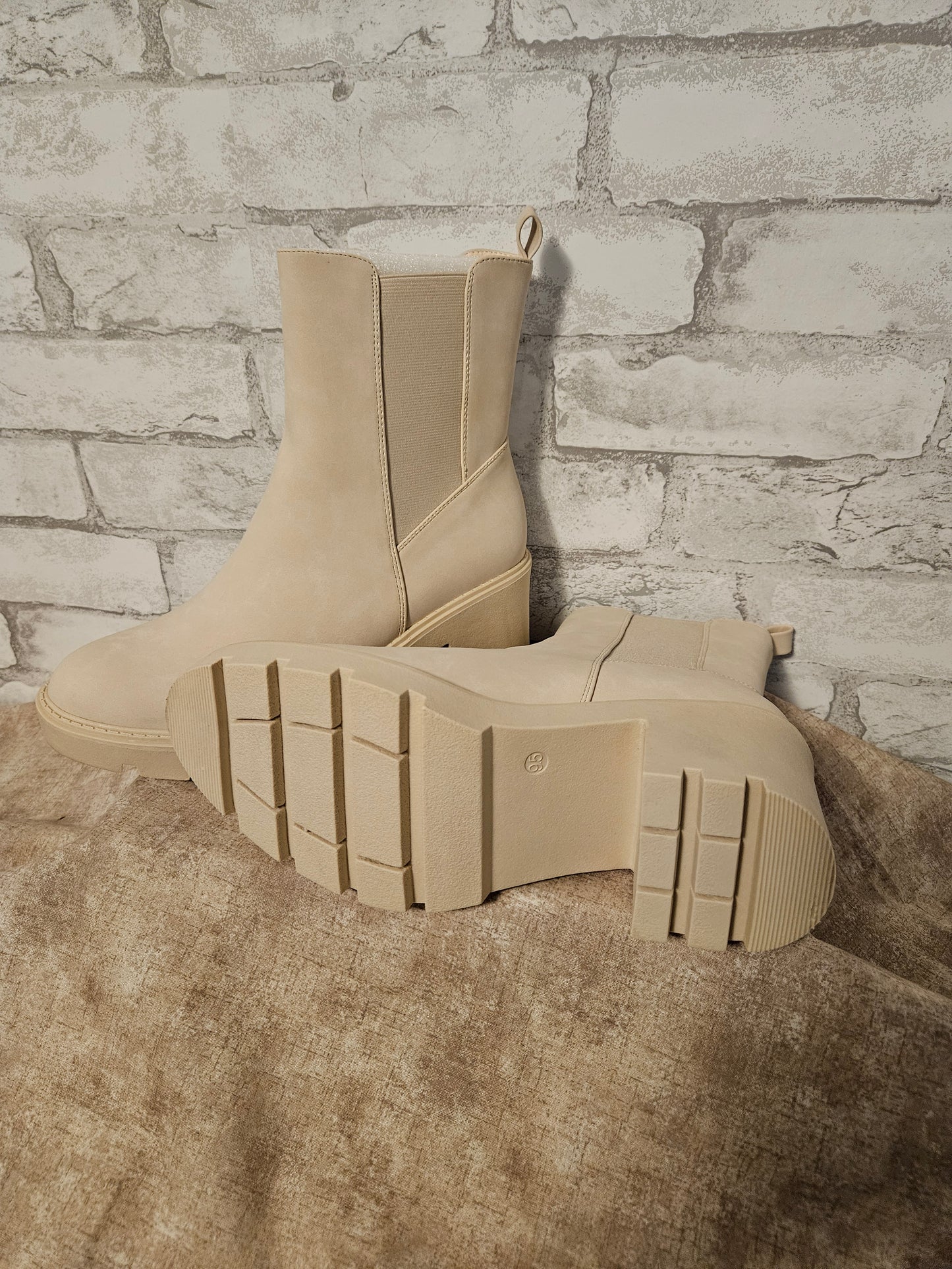 IDIFU Women's Chelsea Ankle Boots nude Size 9.5