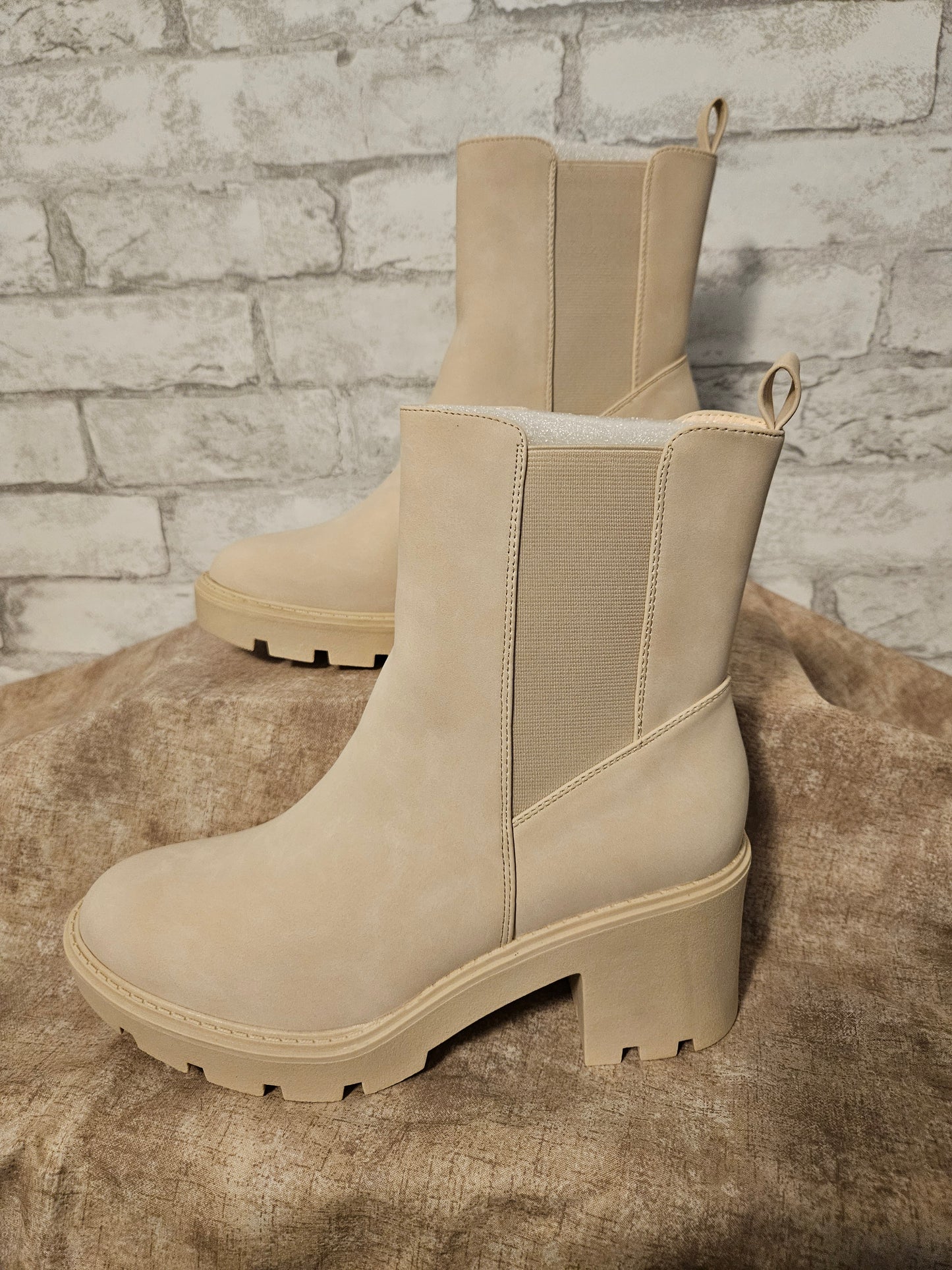 IDIFU Women's Chelsea Ankle Boots nude Size 9.5