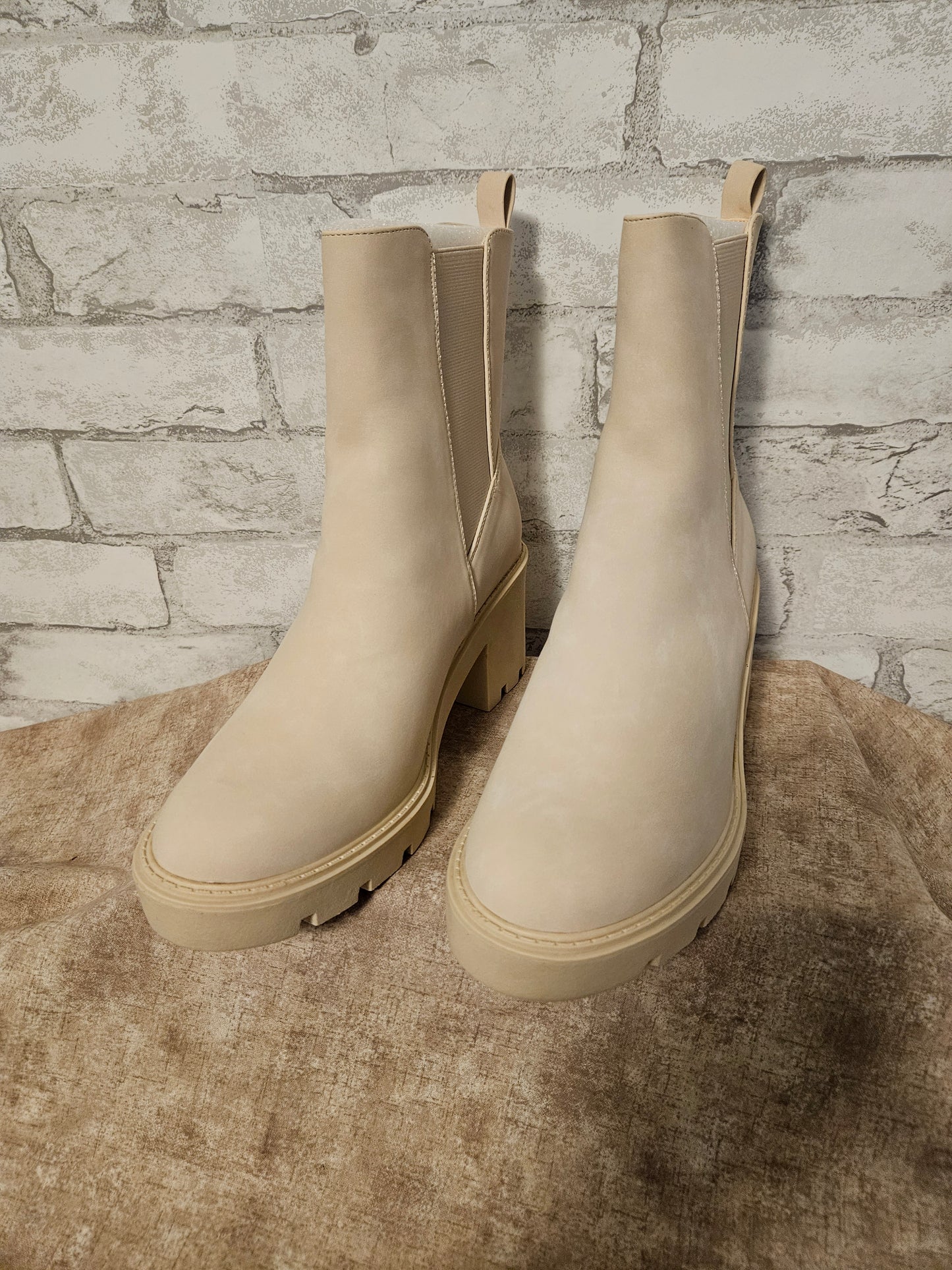 IDIFU Women's Chelsea Ankle Boots nude Size 9.5